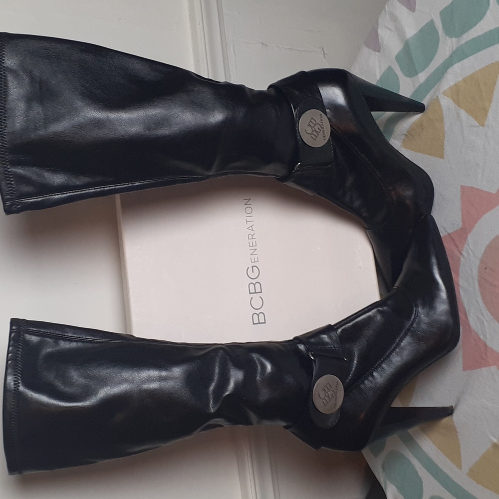 Black point toe heeled boots